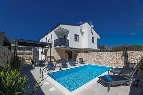 Property building, Pool view, Swimming pool, sunbed