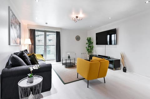 TV and multimedia, Living room, Seating area, Evening entertainment