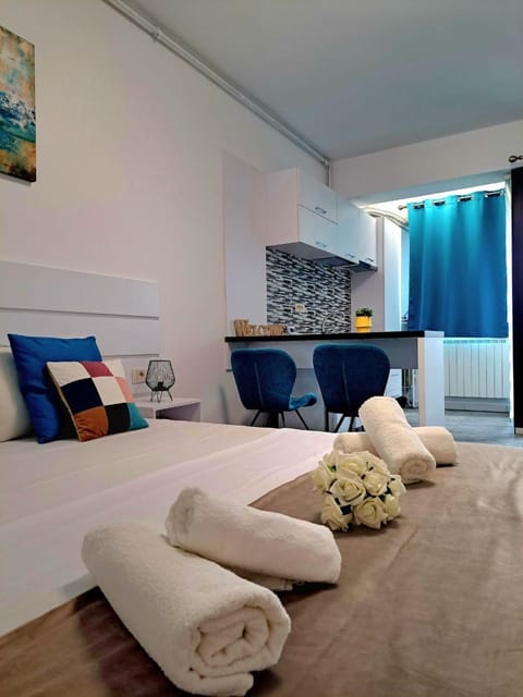Bed, Photo of the whole room, Seating area, towels
