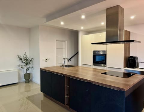 Coffee/tea facilities, Kitchen or kitchenette, dishwasher, stove, toaster, kitchen