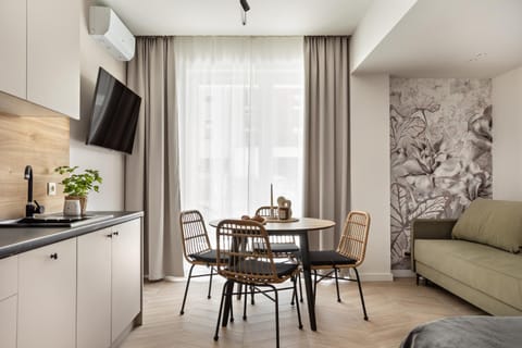 TV and multimedia, Kitchen or kitchenette, Living room, Seating area, Dining area