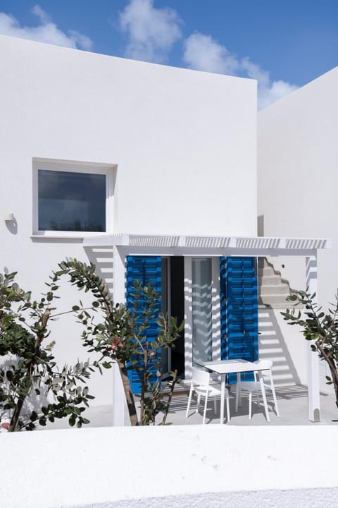 Property building, Patio, Day, Dining area
