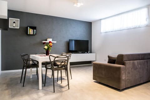 Communal lounge/ TV room, TV and multimedia, Living room, Seating area, Dining area
