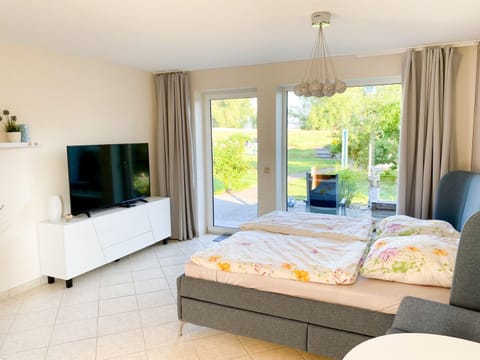 Bed, TV and multimedia, Photo of the whole room