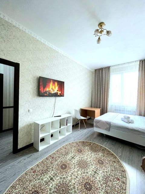 Bed, TV and multimedia, Living room, Photo of the whole room, Seating area, Bedroom