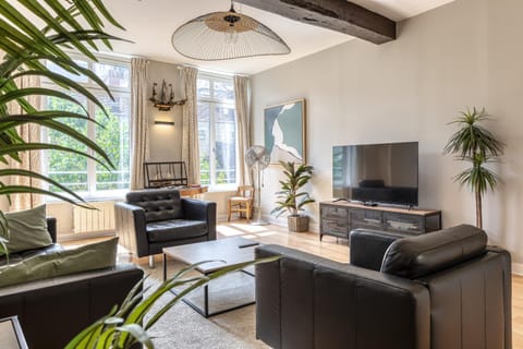 Garden, TV and multimedia, Living room, Decorative detail, Seating area, Garden view, Landmark view