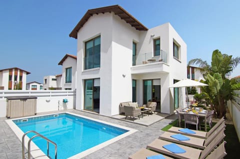 Property building, Patio, Day, Pool view, Swimming pool, sunbed