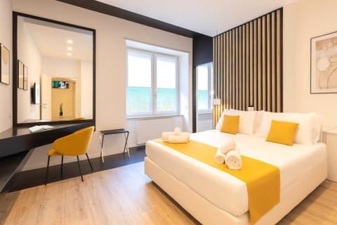 Bed, TV and multimedia, Photo of the whole room, Seating area, Bedroom