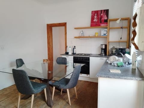 Kitchen or kitchenette, Dining area, oven, stove