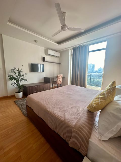 Bed, TV and multimedia, Bedroom