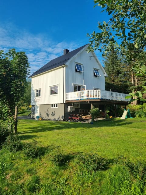 Property building, Day, Garden, Garden, Garden view