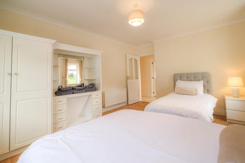 Hillside House- Pine View Apartment in Longford