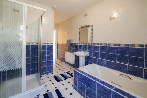 Hillside House- Pine View Apartment in Longford