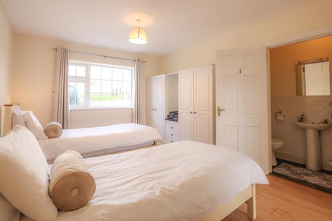 Hillside House- Pine View Apartment in Longford