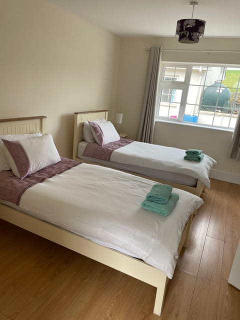 Hillside House- Pine View Apartment in Longford