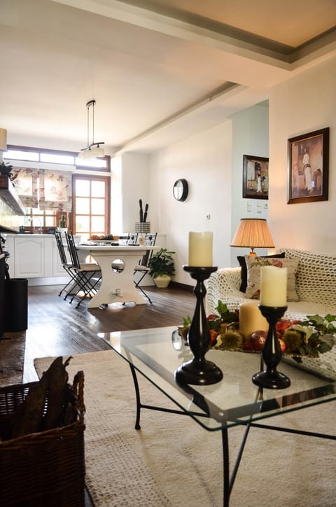 Seating area, Dining area