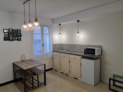 Kitchen or kitchenette, Dining area, minibar, stove