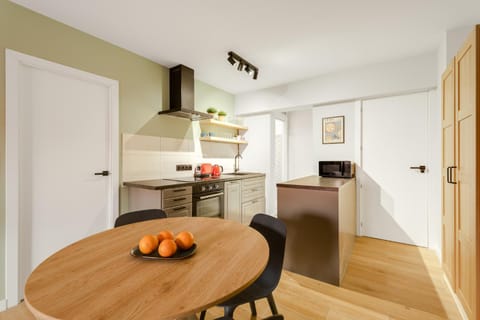 Kitchen or kitchenette, Dining area, Food, minibar, pet friendly, stove