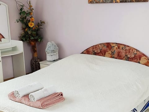 Bed, Bedroom, towels