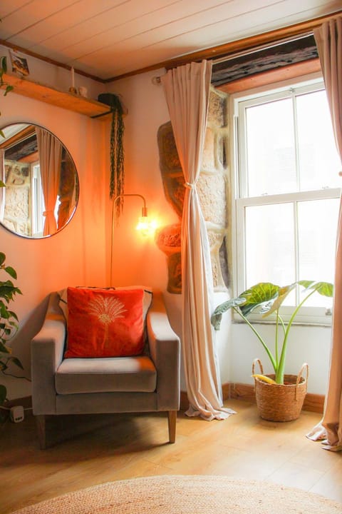 The Artist's Nook, charming Cottage by the beach. House in Penzance