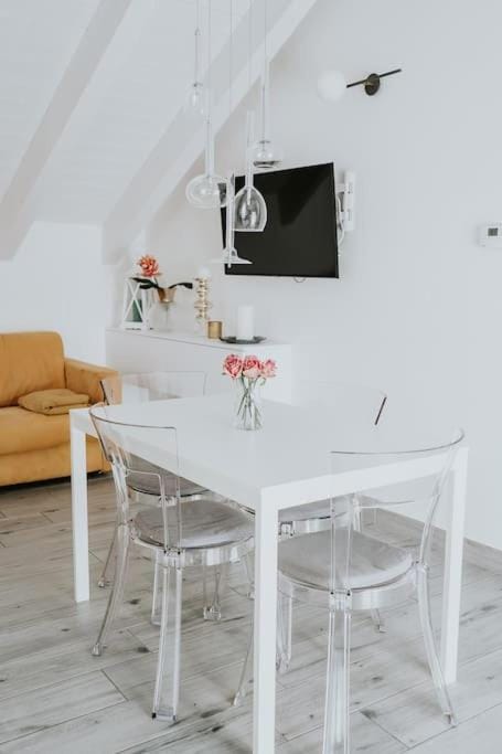 TV and multimedia, Living room, Dining area
