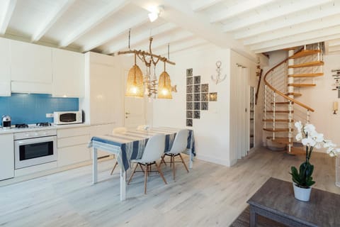 Kitchen or kitchenette, Living room, Dining area, minibar, pet friendly, stove