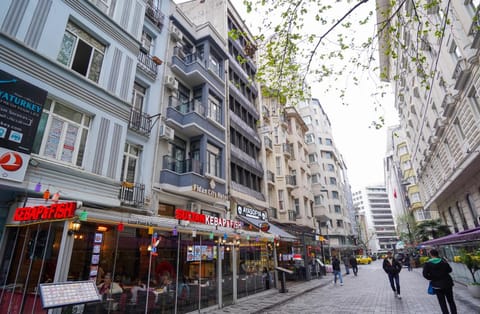 Property building, Neighbourhood, Location