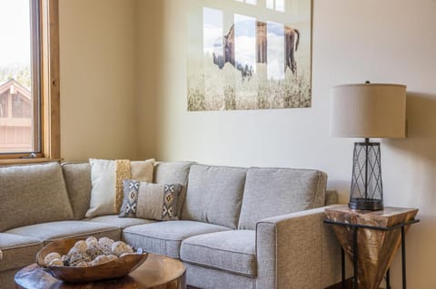 Alpenglow Condo 36A House in Big Sky