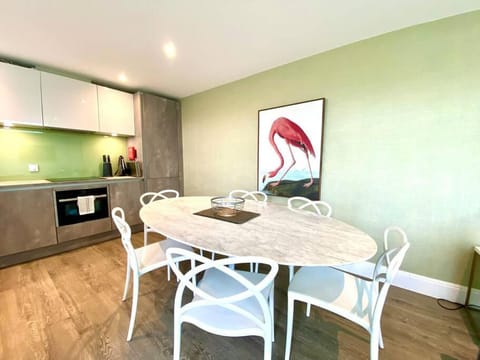 Stunning 3 bedroom Penthouse Apartment - Free Parking & WiFi - 1 Minute walk to Poole Quay - Great Location - Free Parking - Fast WiFi - Smart TV - Newly decorated - sleeps up to 6! Close to Poole & Bournemouth & Sandbanks Apartment in Poole