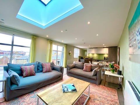 Stunning 3 bedroom Penthouse Apartment - Free Parking & WiFi - 1 Minute walk to Poole Quay - Great Location - Free Parking - Fast WiFi - Smart TV - Newly decorated - sleeps up to 6! Close to Poole & Bournemouth & Sandbanks Apartment in Poole