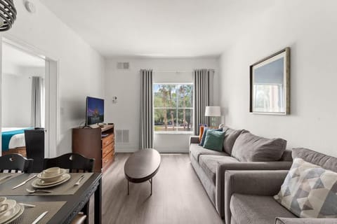 1BR FREE Shuttle to Disney Parks HS305 Apartment in Orlando