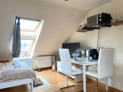 Bed, TV and multimedia, Dining area, Bedroom