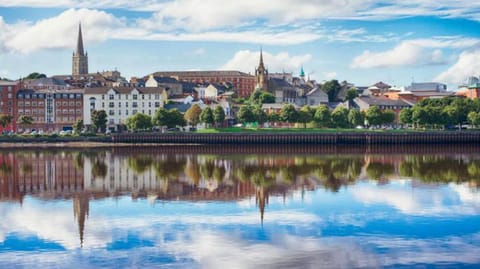 5 Guests - Helens House Derry City Centre - 3 Bed House in Londonderry