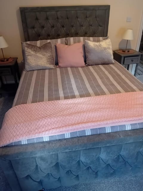 5 Guests - Helens House Derry City Centre - 3 Bed House in Londonderry