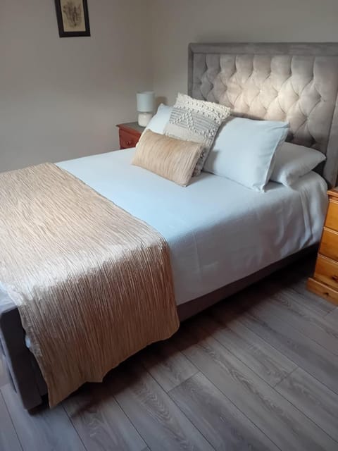 5 Guests - Helens House Derry City Centre - 3 Bed House in Londonderry