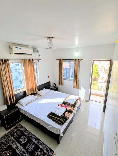 Bed, Photo of the whole room, Bedroom, towels, air conditioner