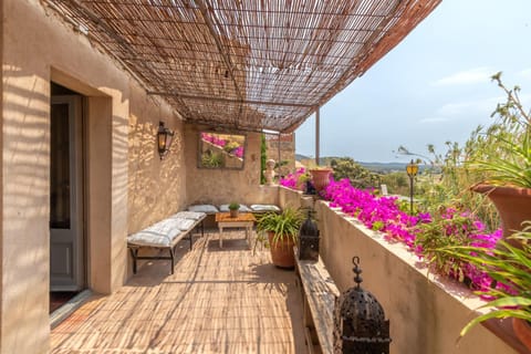 Property building, Balcony/Terrace, Living room