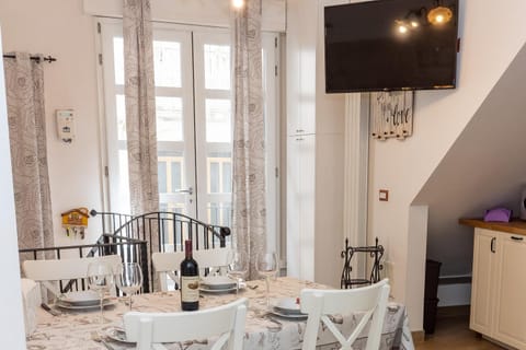 TV and multimedia, Living room, Seating area, Dining area