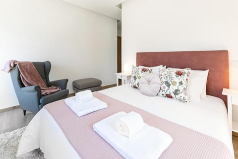 Bed, Bedroom, towels
