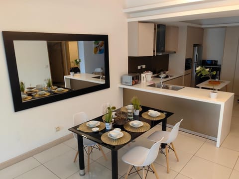 Kitchen or kitchenette, Dining area, minibar