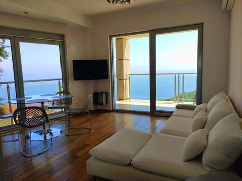 Communal lounge/ TV room, TV and multimedia, View (from property/room), Living room, Seating area, Evening entertainment, Sea view