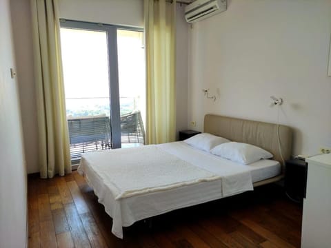 Bed, Bedroom, air conditioner