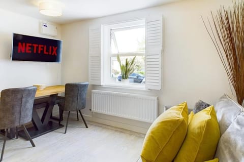 TV and multimedia, Seating area, Dining area