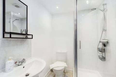 Shower, Toilet, towels