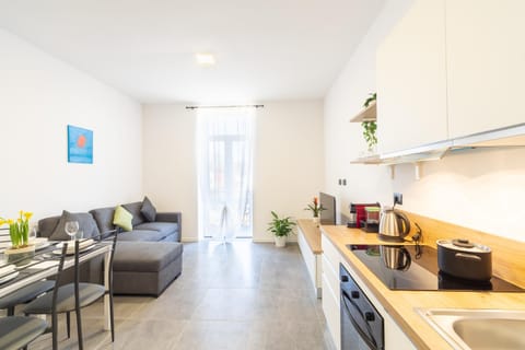 Coffee/tea facilities, Kitchen or kitchenette, Living room, Seating area, Dining area, dishwasher, oven, stove