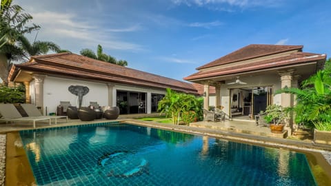 Property building, Garden, Swimming pool, Swimming pool, sunbed