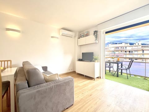 Communal lounge/ TV room, TV and multimedia, air conditioner
