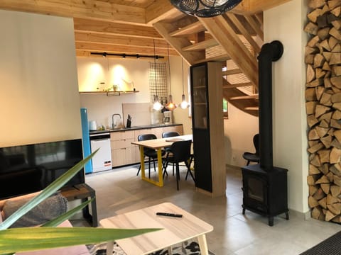 Kitchen or kitchenette, Living room, flat iron