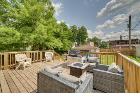 Spacious Chicago Condo with Deck Less Than 9 Mi to Downtown! Apartment in Chicago