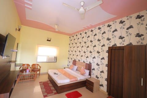 Bed, TV and multimedia, Photo of the whole room, Seating area, Bedroom, fireplace, air conditioner